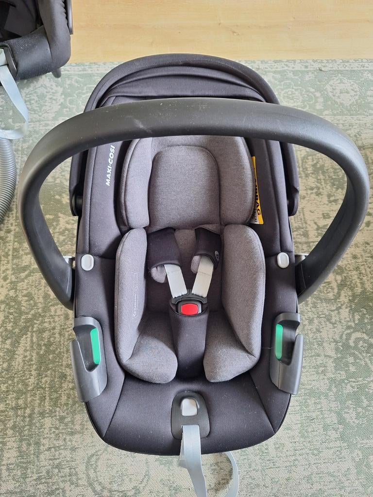 Maxi-Cosi Pebble autostoel met adapters en newborn kussen, Ophalen of Verzenden