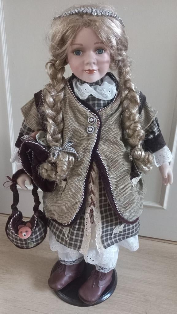 Porseleinen pop met vlechtjes en tasje en diadeem, Ophalen of Verzenden, Zo goed als nieuw, Pop