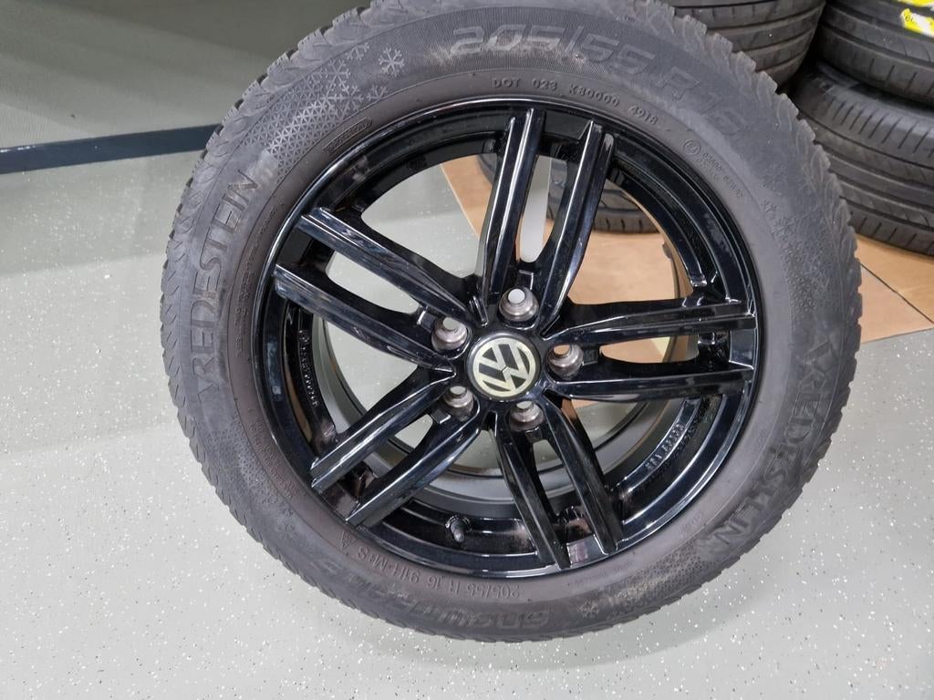Vredestein winterbanden met zwarte velgen 205/55 R16, Auto-onderdelen, Banden en Velgen, 16 inch, Banden en Velgen, 205 mm, Winterbanden