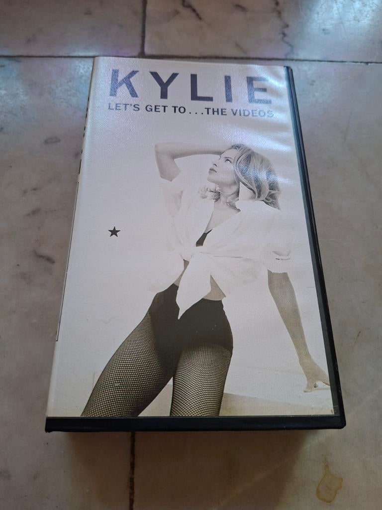 Kylie Minogue - Let's Get To... The Videos (VHS), Cd's en Dvd's, VHS | Documentaire, Tv en Muziek, Gebruikt, Alle leeftijden, Ophalen of Verzenden