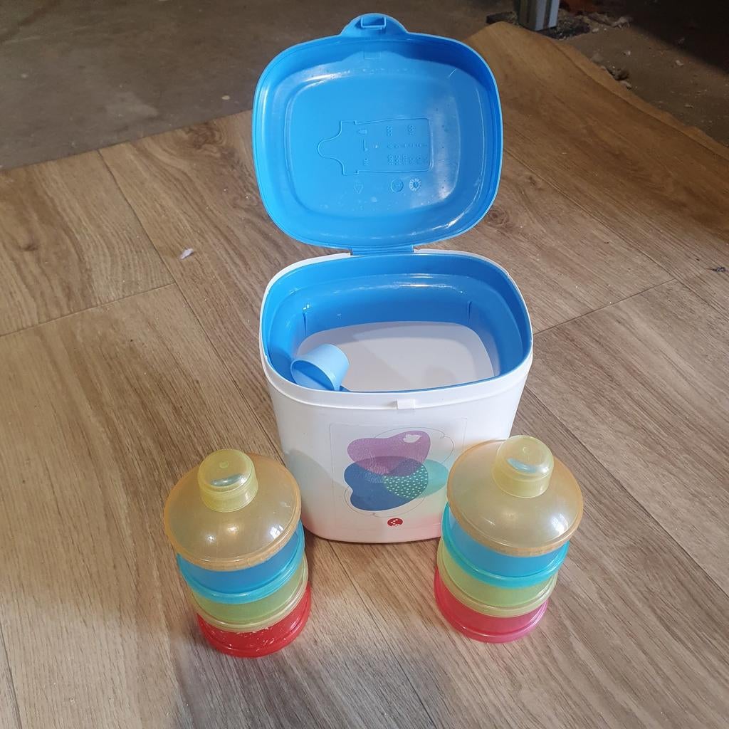 Melkpoeder bewaardoos en 2 poedertorentjes, Kinderen en Baby's, Babyvoeding en Toebehoren, Ophalen, Gebruikt, Overige typen