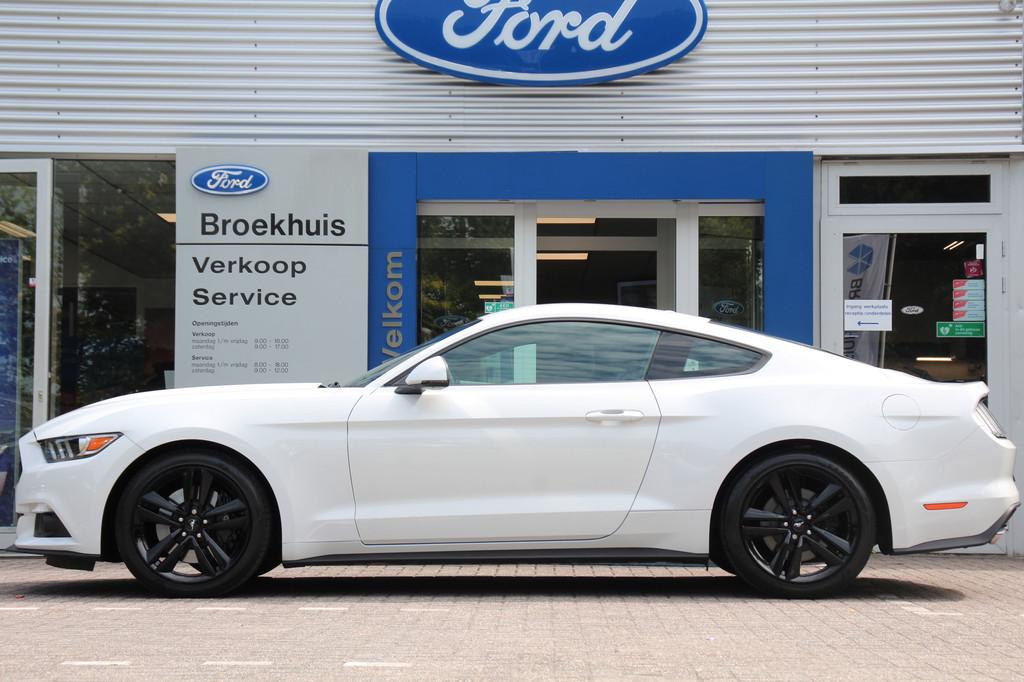 Ford Mustang Fastback 2.3EB, Auto's, 12 maanden, Gebruikt, 4 stoelen, Leder