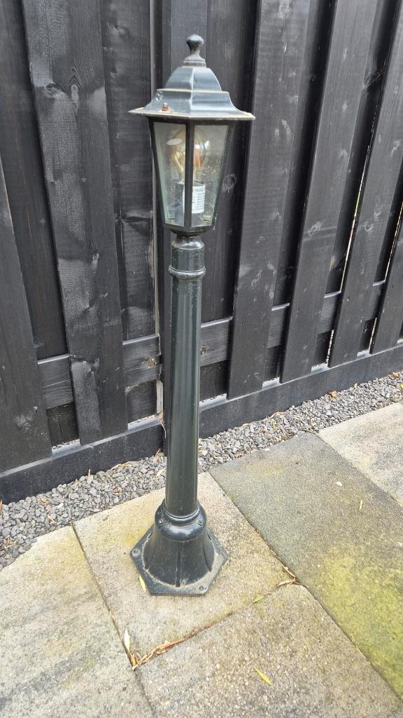 2 verschillende lantaarns, Tuin en Terras, Buitenverlichting, Gebruikt, Staande lamp, IJzer, 50 tot 250 watt, Netvoeding, Ophalen