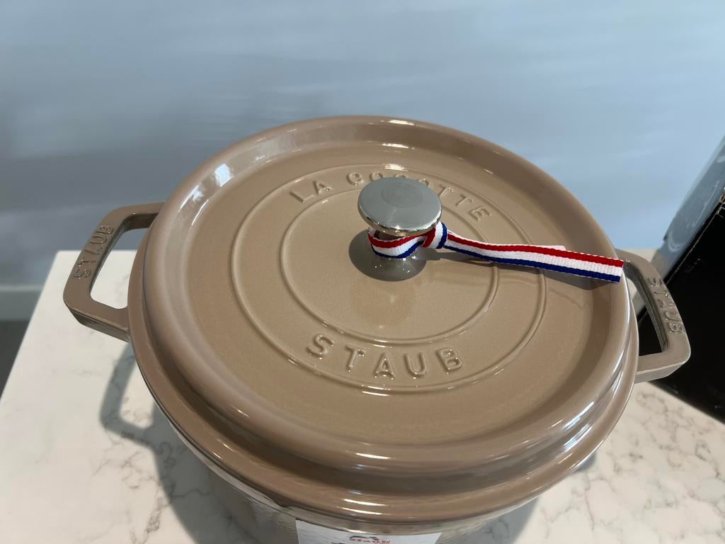 Nieuwe hoge Staub 24 cm Sesam in de doos, Gietijzer, Nieuw, Ophalen of Verzenden, Staub