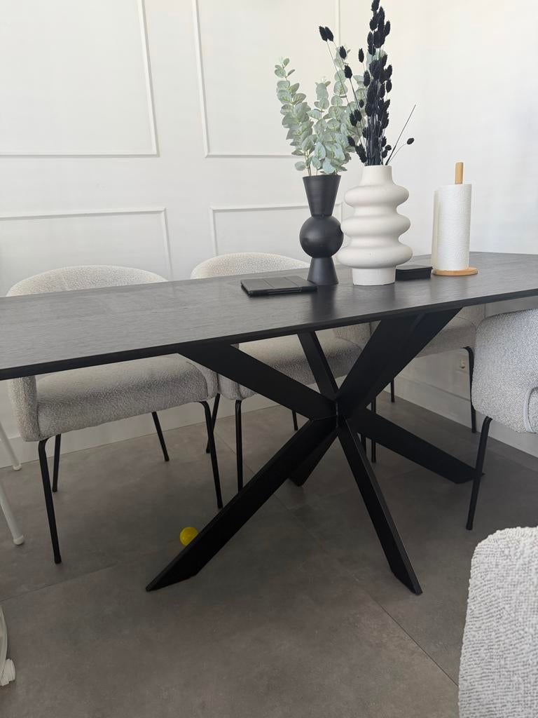 Moderne zwarte eettafel met uniek onderstel, Huis en Inrichting, Tafels | Eettafels, Overige materialen, 100 tot 150 cm, Zo goed als nieuw