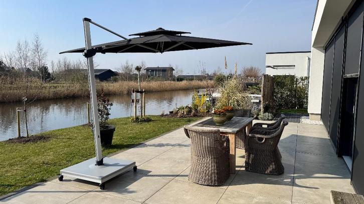 Solero Parasol Zwart, Tuin en Terras, Parasols, Zo goed als nieuw, Zweefparasol, 2 tot 3 meter, Kantelbaar, Verstelbaar, Ophalen