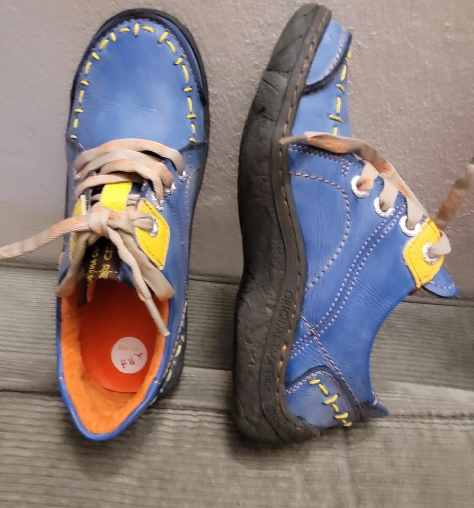 Blauwe leren veterschoenen met gele accenten, Schoenen met lage hakken, Blauw, Nieuw, Ophalen of Verzenden
