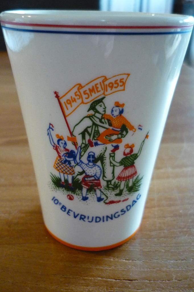 Vintage Beker 10e bevrijdingsdag 1945 5mei 1955, Verzamelen, Koninklijk Huis en Royalty, Zo goed als nieuw, Servies, Nederland