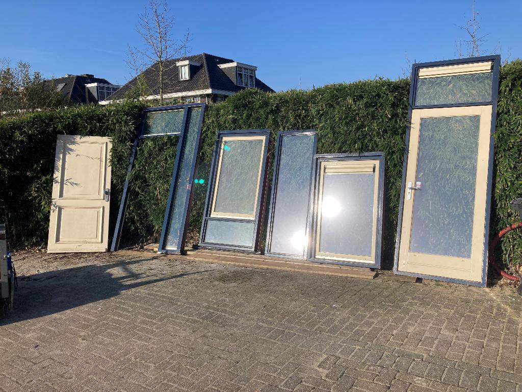 Kozijnen met buitendeurdeur, Doe-het-zelf en Verbouw, Ophalen, 80 tot 100 cm, 200 tot 215 cm, Hout