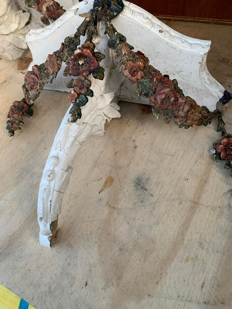 Antieke brocante consoles met bloemenguirlandes, Ophalen of Verzenden