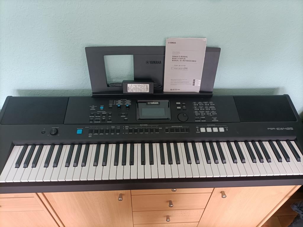 Yamaha PSR EW 425 Keyboard - Z.G.A.N. met accessoires, Ophalen, Yamaha, Zo goed als nieuw, Aanslaggevoelig