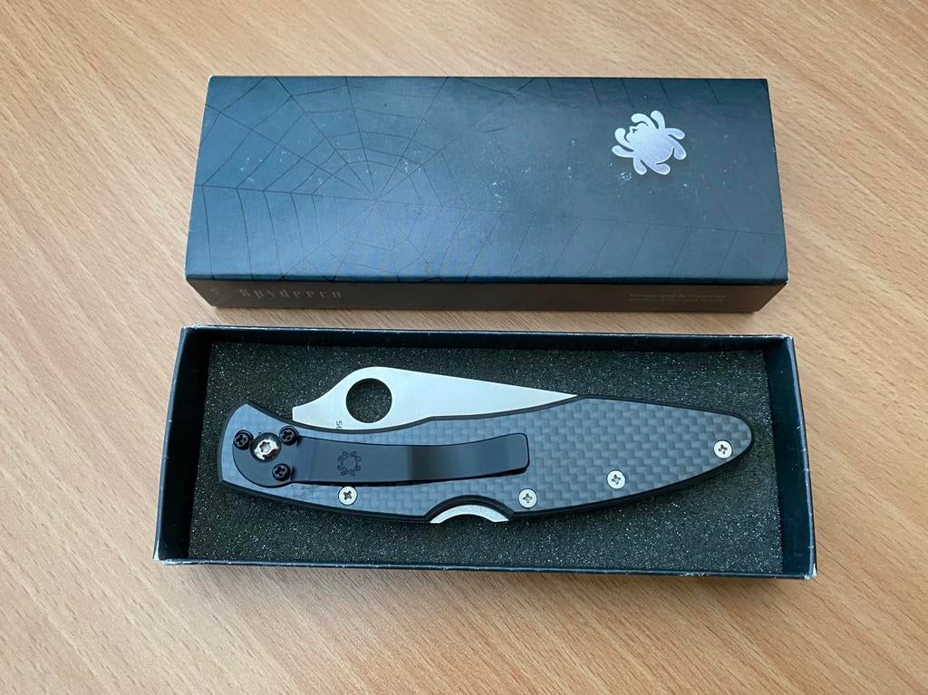 Zakmes Spyderco Police Carbon Serrated genummerd, Verzamelen, Militaria | Algemeen, Mes of Dolk, Verzenden