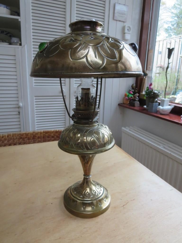 Een olielamp in Art Nouveau-stijl, met messing reliefwerk, Ophalen of Verzenden