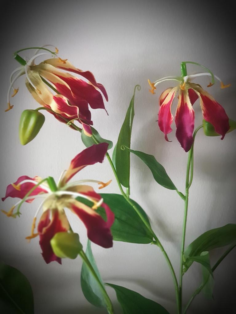 Gloriosa lily spray red - zijdenbloem 82 cm - bloem - zijde, Huis en Inrichting, Ophalen of Verzenden, Nieuw, Kunstbloem, 82 cm