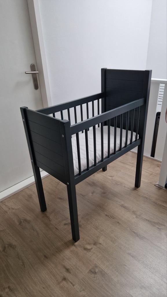 Kidsmill Noa Wiegje - Donkergrijs met matras, Kinderen en Baby's, Babywiegjes en Ledikanten, Ophalen, Zo goed als nieuw, Wieg