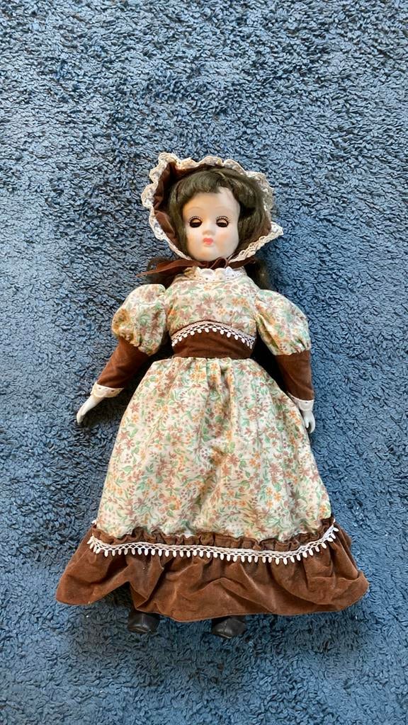 Vintage porseleinen pop in bloemenjurk met kapje, Verzamelen, Poppen, Gebruikt, Pop, Ophalen of Verzenden