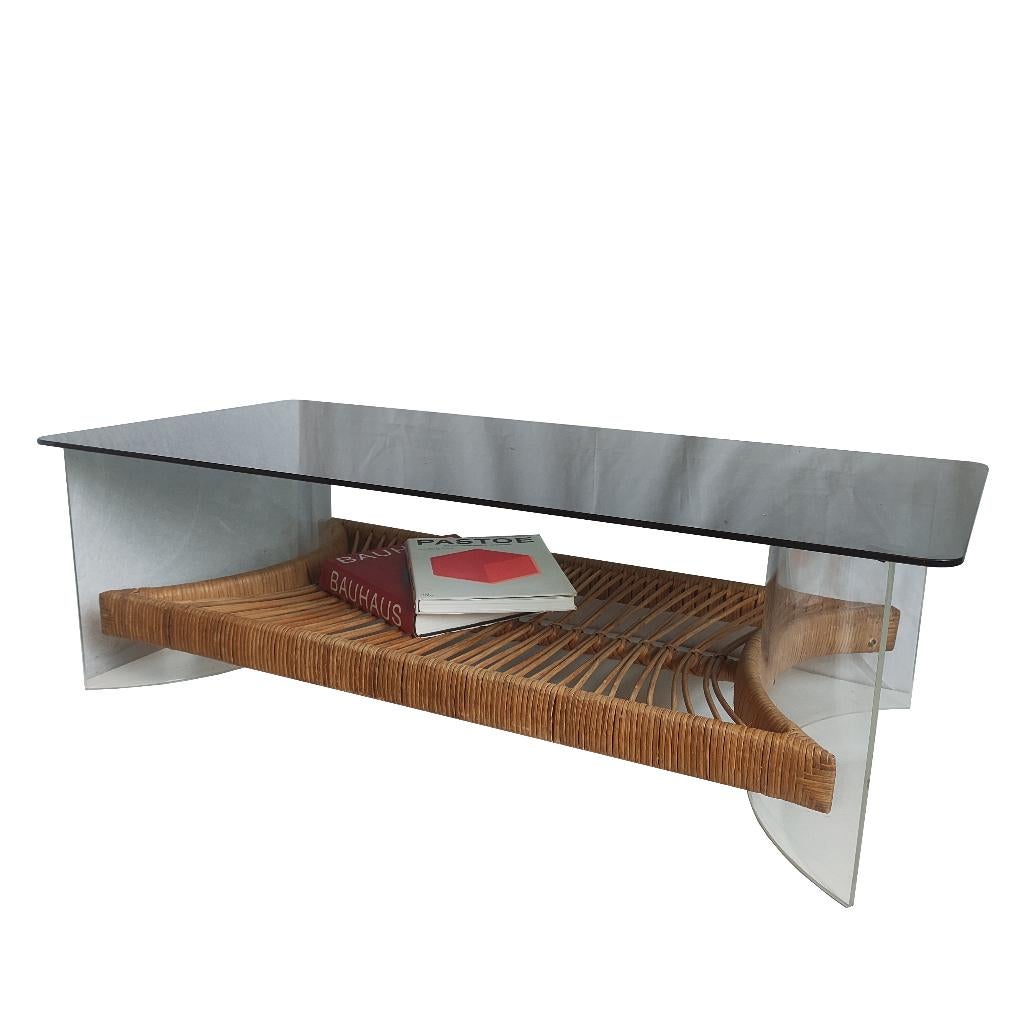 Zeer bijzondere vintage rattan lucite smoke glass salontafel, Ophalen, Gebruikt