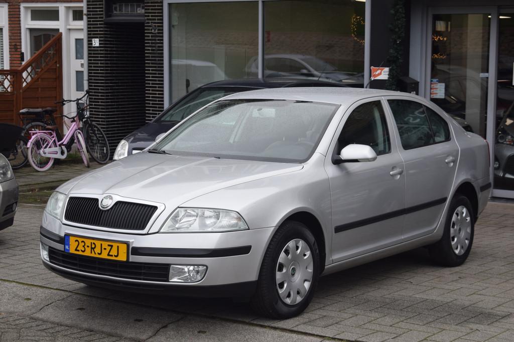 Skoda Octavia 2.0 FSI Ambiente AUTOMAAT 125.077 KM NAVI, Auto's, Stof, Gebruikt, 4 cilinders, Metallic lak