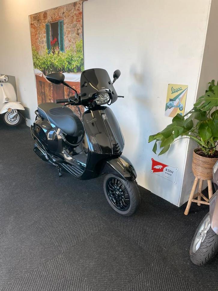 Vespa Sprint 50 4T 4V // 2017 // Zwart // Brom 45 KM, Fietsen en Brommers, Scooters | Vespa, Gebruikt, Overige modellen, Maximaal 45 km/u