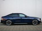 BMW i5 M60 xDrive 84 kWh M Sport Pro Pack Panoramadak / Trek, Auto's, BMW, Automaat, Zwart, 2000 kg, Blauw