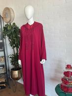 Nieuwe 2-delige fuchsia jalaba met handborduurwerk, Kleding | Dames, Jurken, Nieuw, Roze, Onder de knie, Ophalen