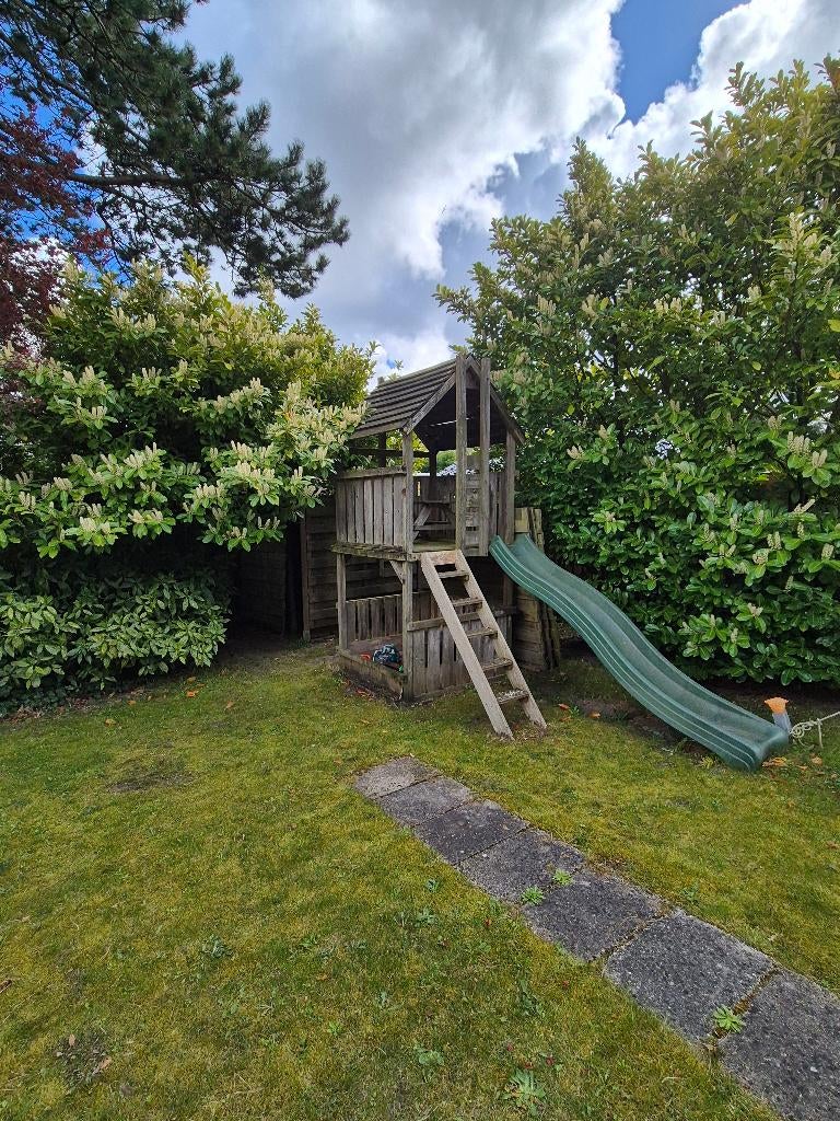 Houten speelhuis met glijbaan, Kinderen en Baby's, Speelgoed | Buiten | Speelhuisjes, Ophalen, Gebruikt, Hout