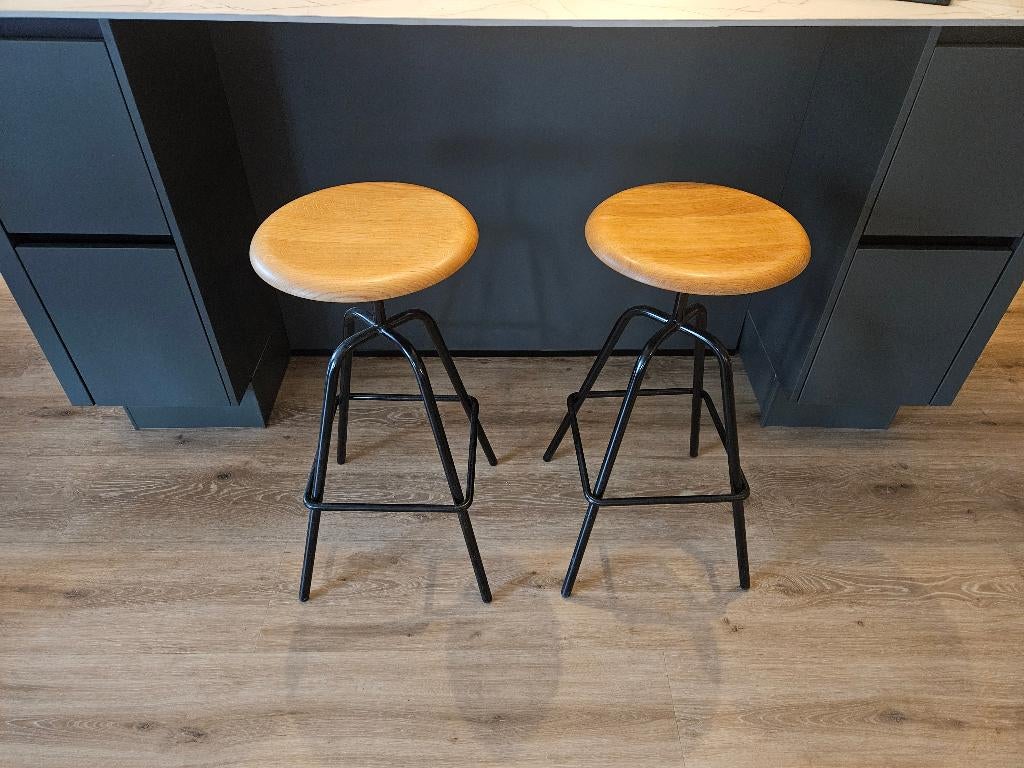 Twee designer krukken van Atelier Hausmann Berlijn, 60 tot 90 cm, Ophalen of Verzenden, Zo goed als nieuw, Hout