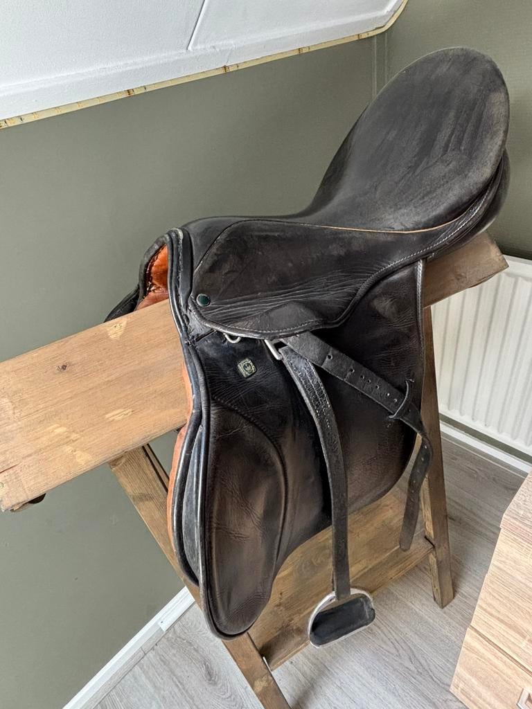 Paardenzadel met kruk voor decoratie, 1 kruk, Ophalen, Zo goed als nieuw, 60 tot 90 cm