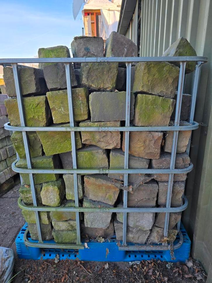 Natuurstenen kinderkoppen, groot en klein (2 IBC kratten), Tuin en Terras, Tegels en Klinkers, Gebruikt, Klinkers, Natuursteen