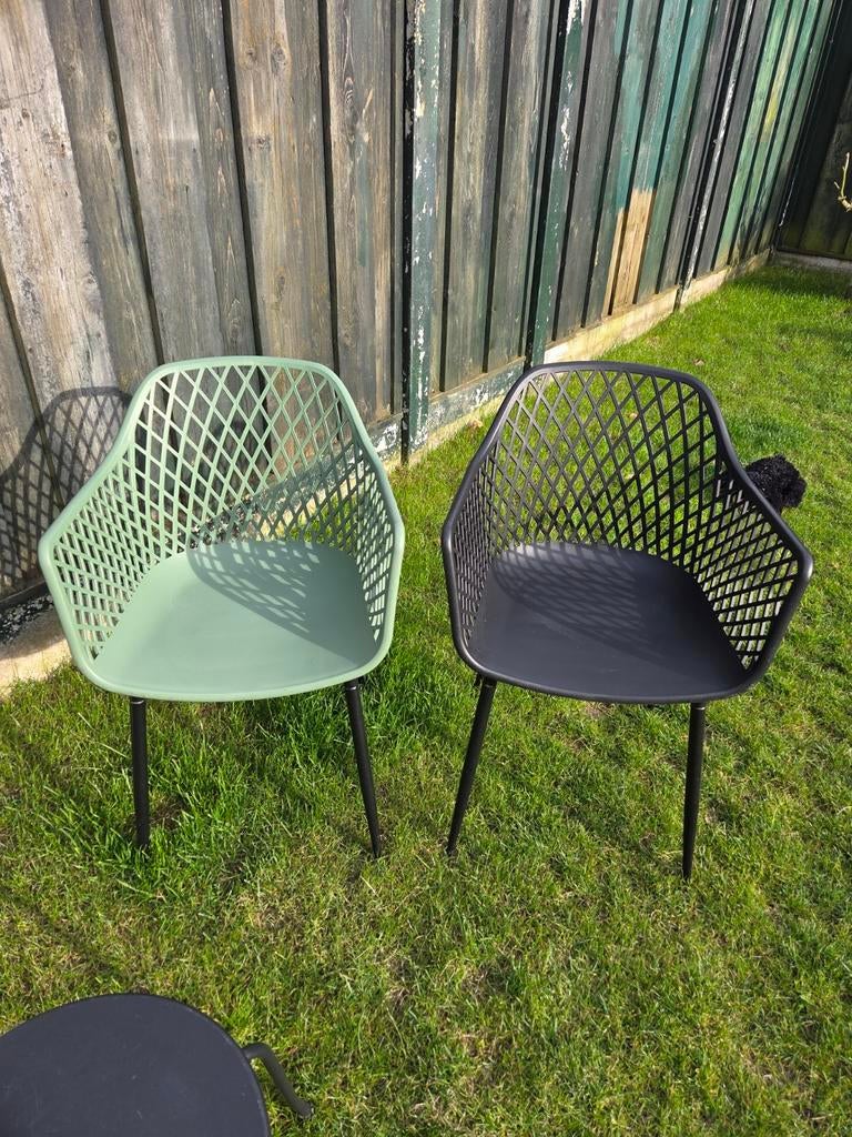 Twee stoelen van de action, Ophalen, Kunststof