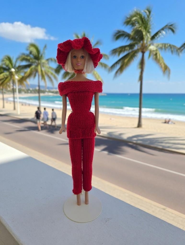 Barbie in rood broekpak en zonnehoedje op boulevard, Ophalen, Gebruikt, Barbie