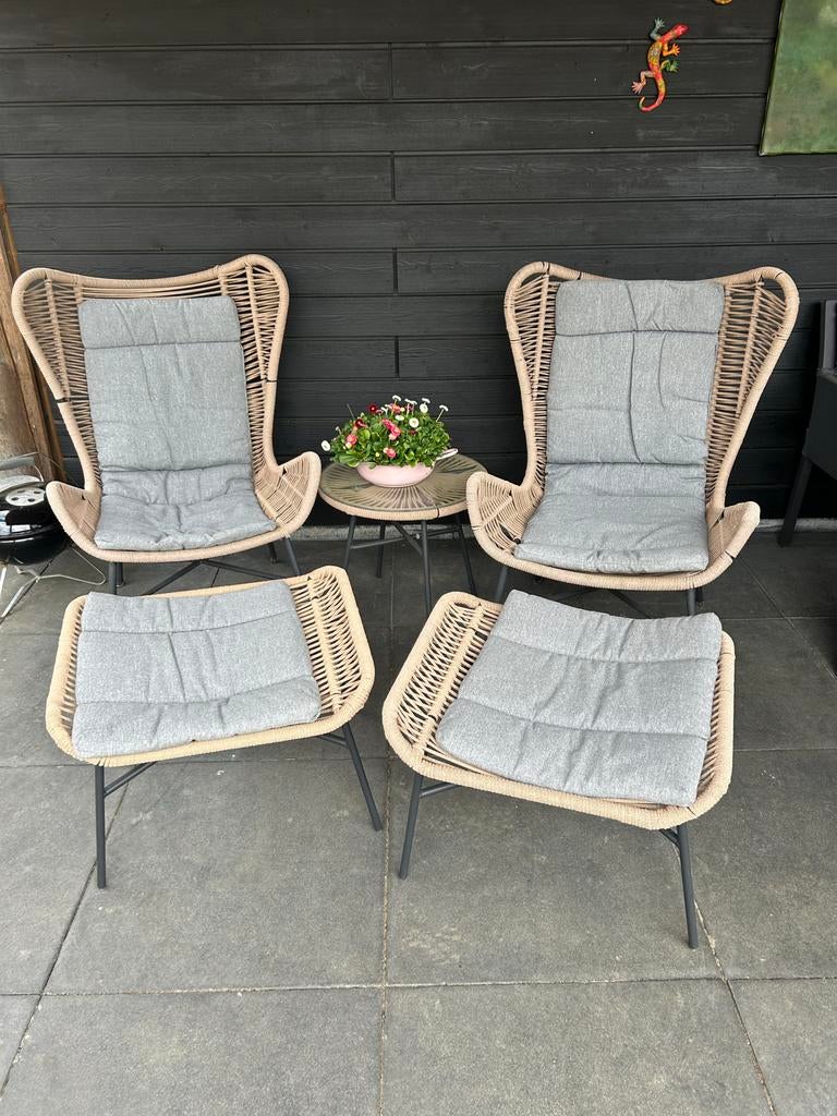 Lounge stoelen met voetenbankjes en tafeltje, Ophalen of Verzenden, Gebruikt, Wicker