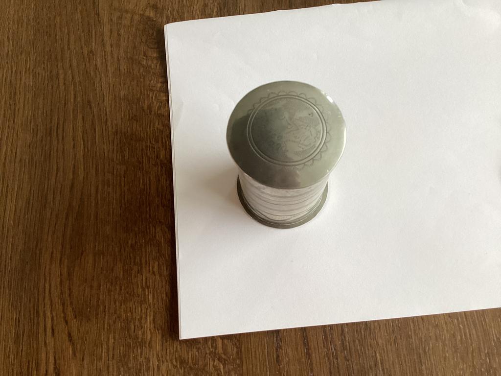 Tinnen bekertje met deksel, Ophalen