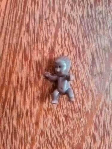 Poppenhuis miniaturen donker mini popje 2,5 cm, Verzamelen, Ophalen of Verzenden, Zo goed als nieuw, Poppenhuis