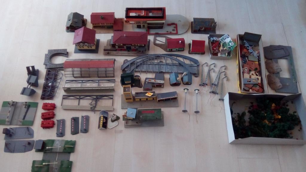 Partij sloop gebouwen en losse onderdelen, Hobby en Vrije tijd, Modeltreinen | H0, Overige merken, Gebruikt, Gelijkstroom of Wisselstroom