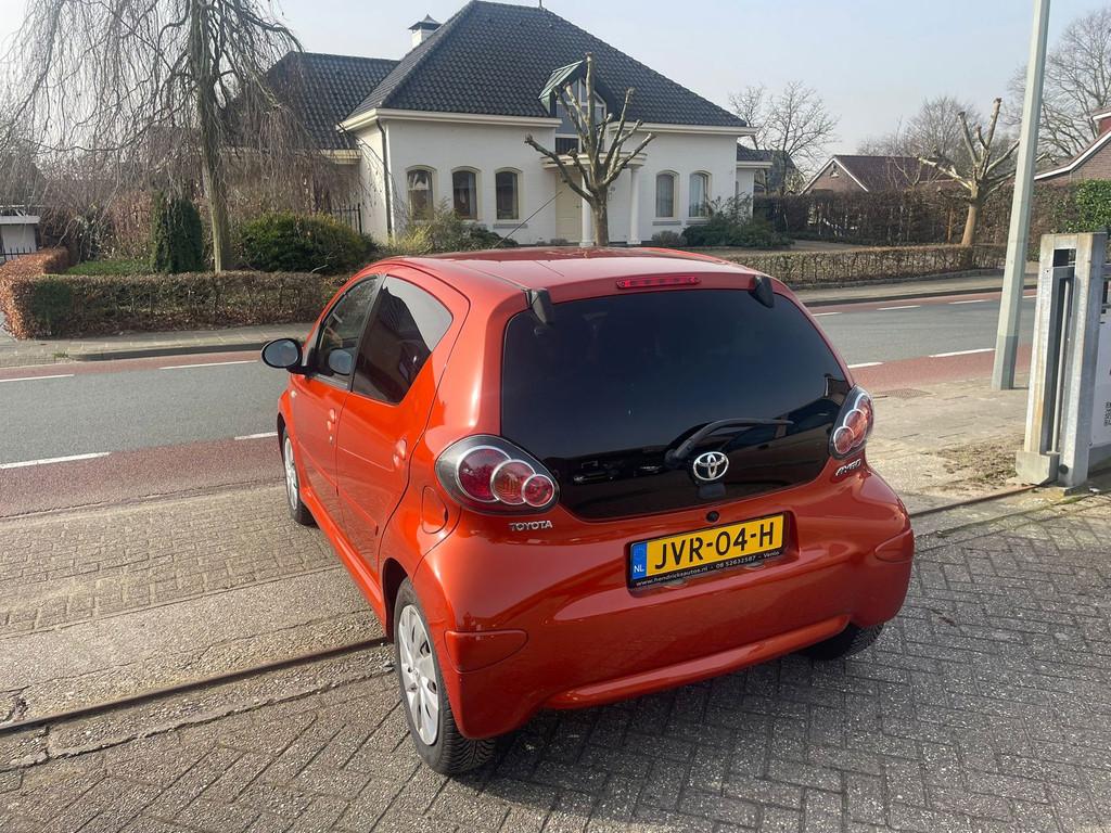Toyota Aygo 1.0 VVT-i Dynamic Orange, Voorwielaandrijving, Euro 5, Stof, Gebruikt