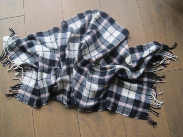 Warme sjaal. Rose,zwart,grijs. 65/180. Zgan., Ophalen of Verzenden, Zo goed als nieuw, Maat 46/48 (XL) of groter, Sjaal