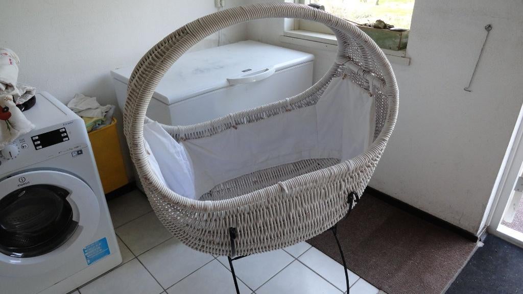 Rotan wieg, wiegmand, wit met bekleding en dekentjes, Kinderen en Baby's, Babywiegjes en Ledikanten, Ophalen, Gebruikt, Wieg