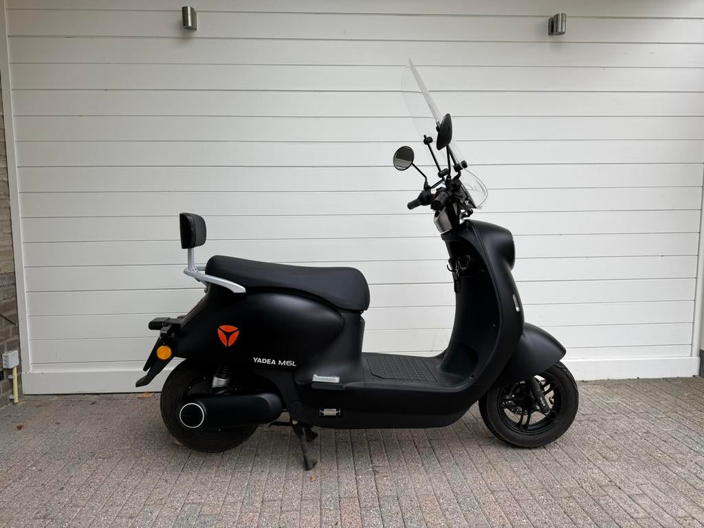Yadea M6L elektrische scooter zwart met windscherm, Ophalen, Gebruikt, Overige modellen, Maximaal 45 km/u