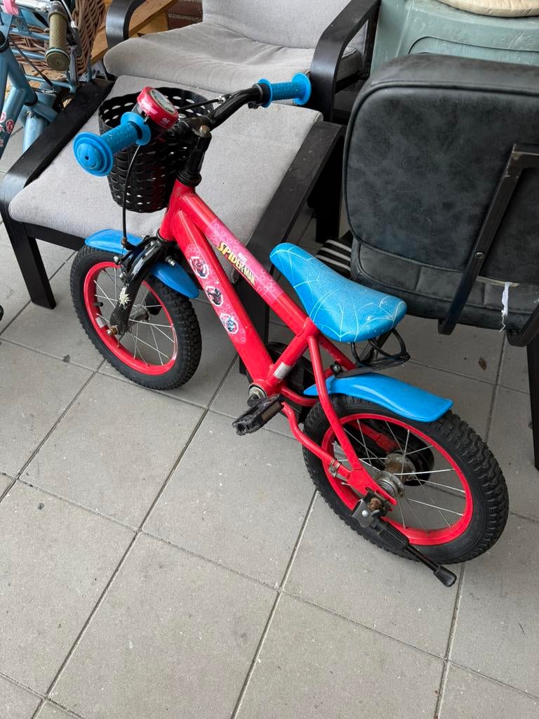 Spiderman fiets 14 inch, Fietsen en Brommers, Fietsen | Kinderfietsjes, Ophalen, Zo goed als nieuw, Minder dan 16 inch, Zijwieltjes