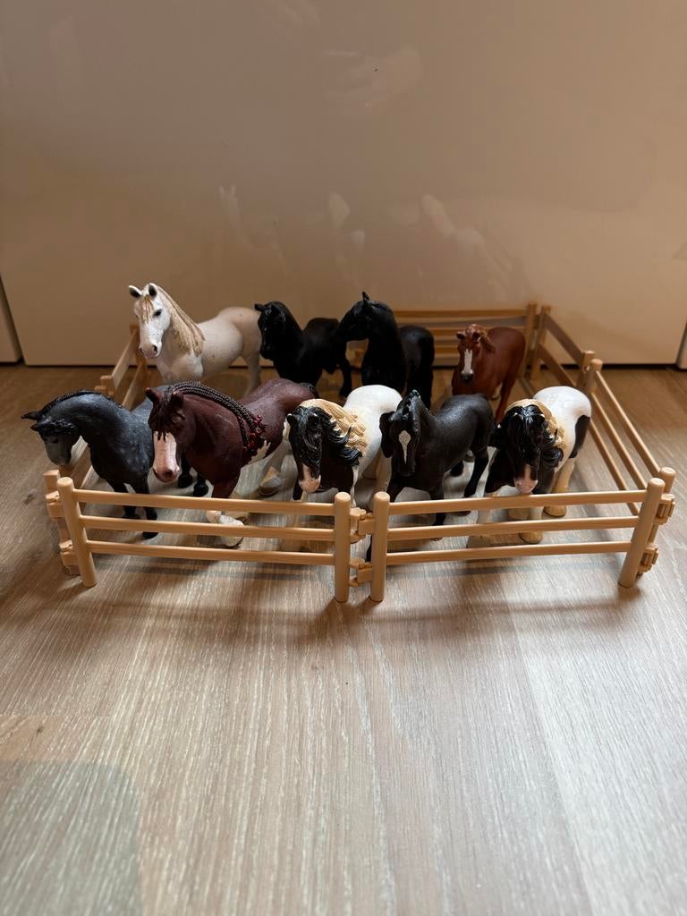 Schleich paarden set: 9 paarden, dekje en 7 hekjes, Ophalen of Verzenden, Gebruikt