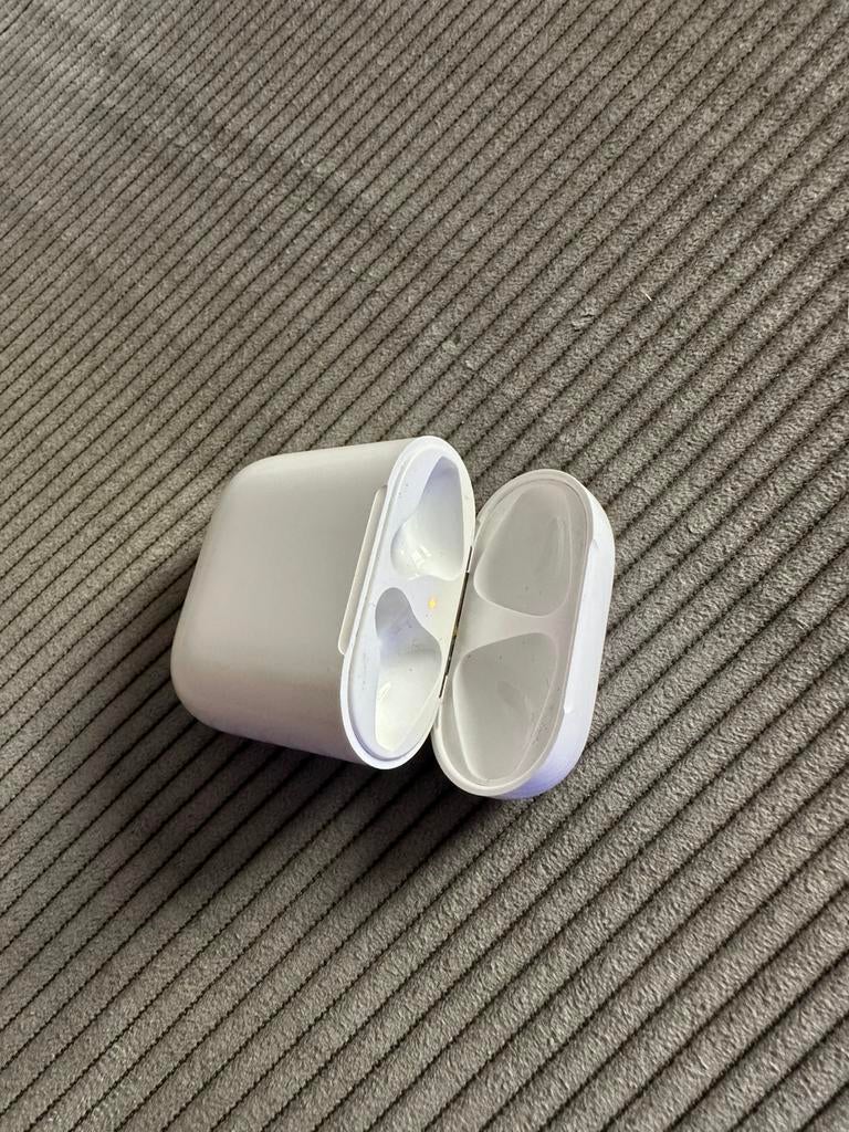 Apple Airpods 2 oplaadcase, Telecommunicatie, Mobiele telefoons | Oordopjes, Ophalen of Verzenden, Zo goed als nieuw
