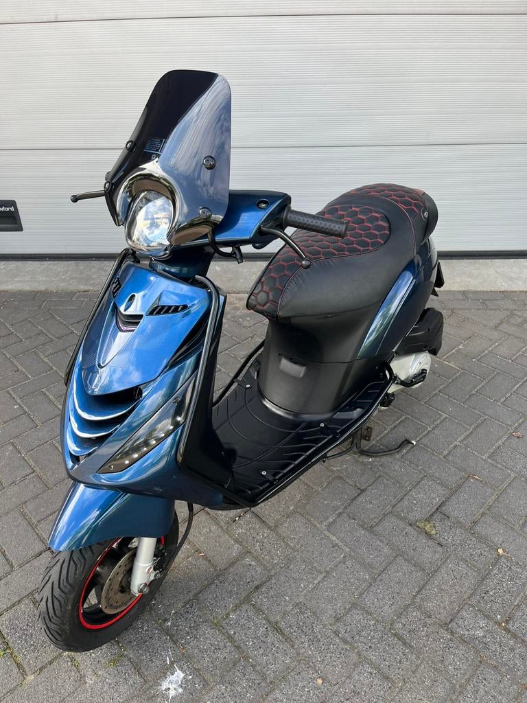 Piaggio zip 4 takt 50cc Metallic Blue Shiny  Full option, Fietsen en Brommers, Scooters | Piaggio, Ophalen, Zo goed als nieuw