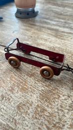 Metaal trekkertje met aanhanger met houten wieltjes, Antiek en Kunst, Antiek | Speelgoed, Ophalen of Verzenden