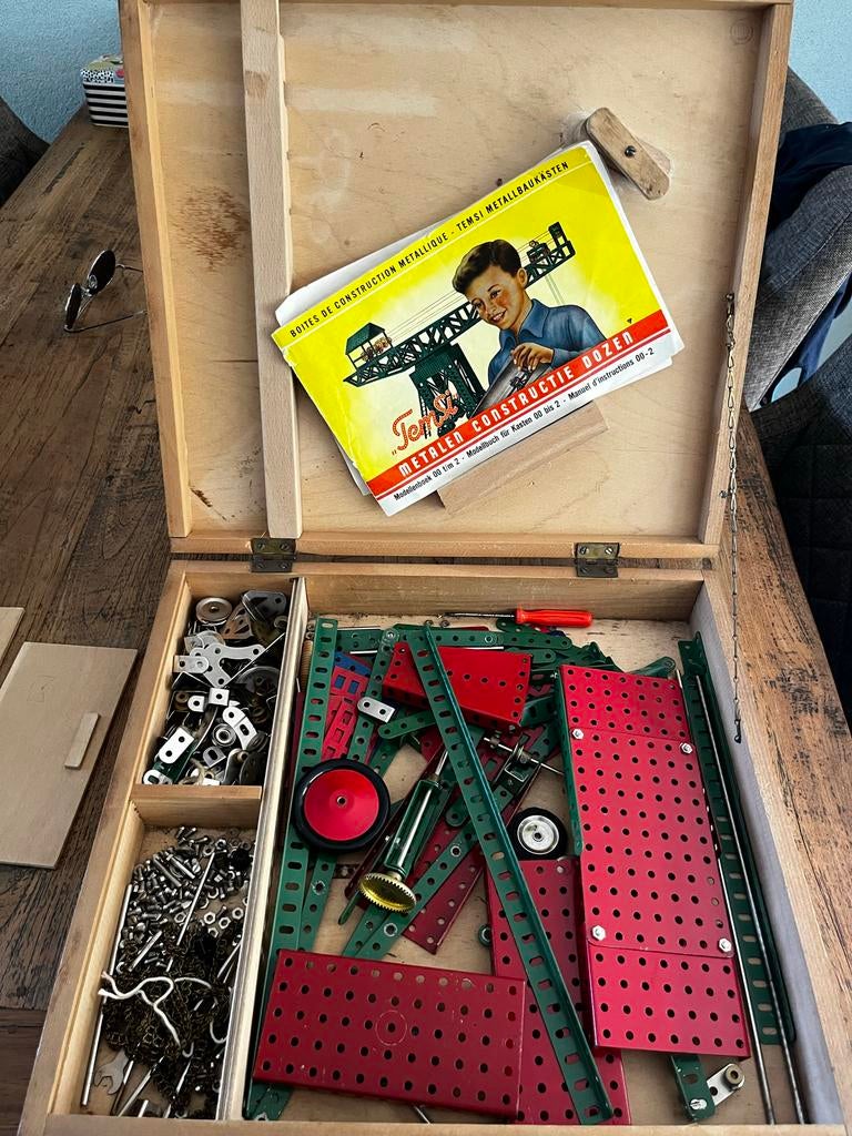 Goed gevulde Meccano houten kist - 41x37x7,5 cm, Ophalen of Verzenden, Gebruikt