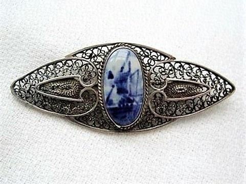 Filigrain zilveren broche Delfts Blauw met molen (6783-2335), Sieraden, Tassen en Uiterlijk, Antieke sieraden, Ophalen, Zilver