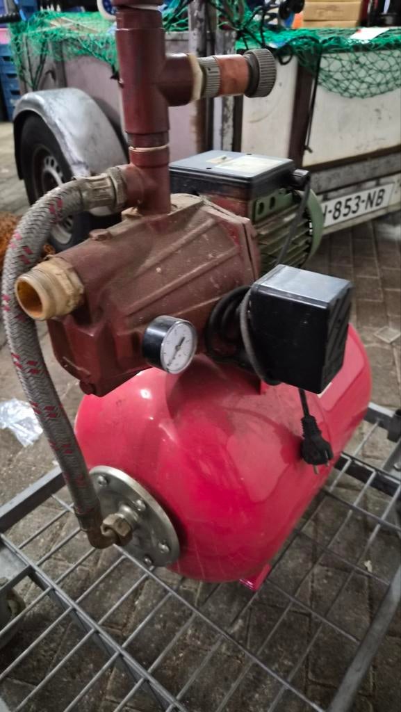 Goed werkende grondwaterpomp met drukvat, Ophalen