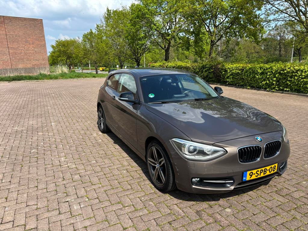 BMW 1-Serie 2013 Bruin, Auto's, BMW, USB, Zwart, 4 cilinders, Origineel Nederlands