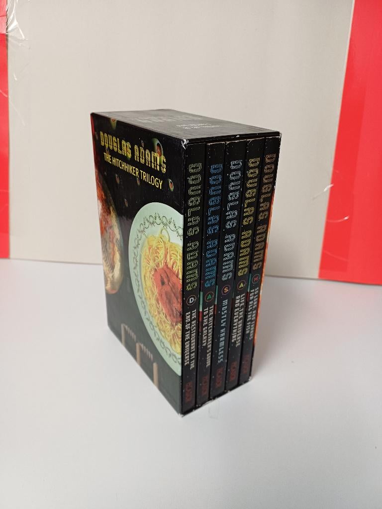 5 Boeken set - Douglas Adams - The Hitchhiker Trilogy, Ophalen of Verzenden, Gelezen