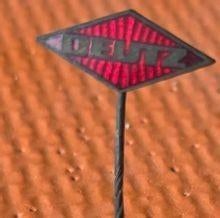 Speldje - Deutz (Duitsland), Ophalen of Verzenden, Zo goed als nieuw, Merk, Speldje of Pin